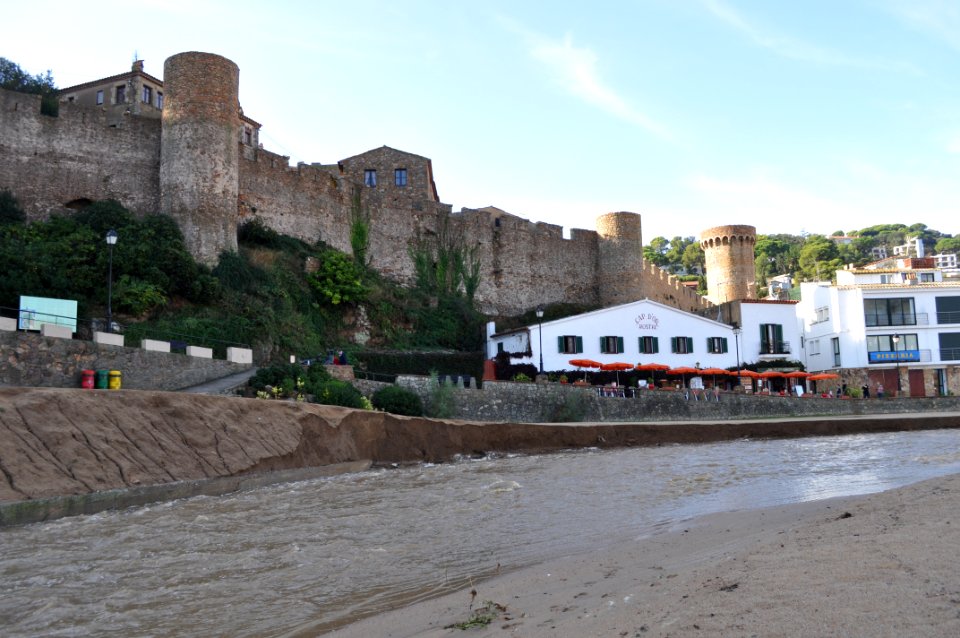 Tossa-Fluss, vor Burg