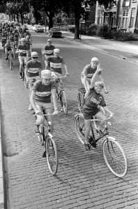 Tour de Frats te Arnhem van start, de jongens op weg, Bestanddeelnr 919-3905