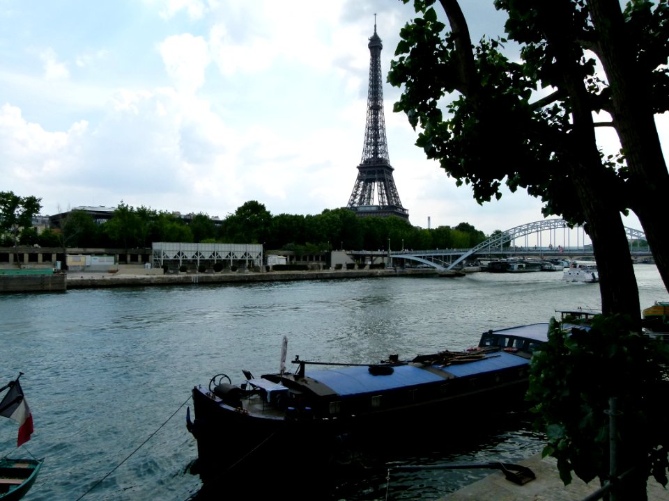 Tour Eiffel et péniche sur la Seine