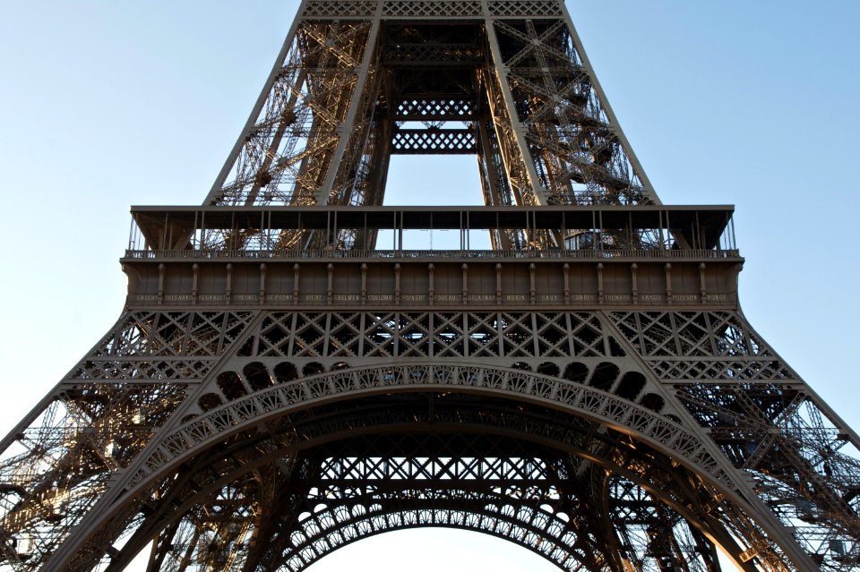 Tour Eiffel 1er étage vu du Champ de Mars