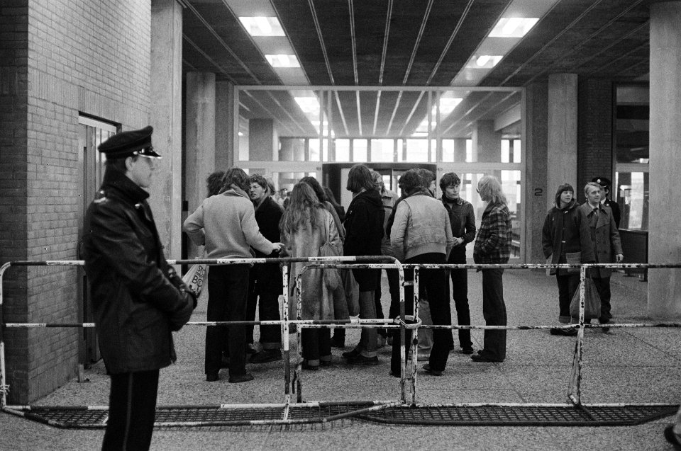 Totaalweigeraars voor Hoog Militair Gerechtshof in Den Haag ingang Paleis van , Bestanddeelnr 930-7174