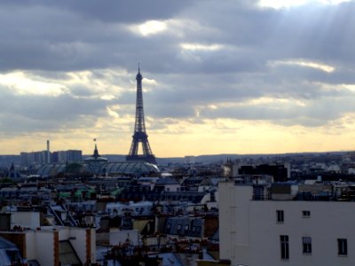 Tour Eiffel, seen from Printemps photo