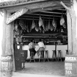 Tossa de Mar (Costa Brava) Interieur van een bar aan het plafond hangt gerookt, Bestanddeelnr 254-0836