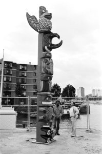 Totempaal in Rotterdam, aangeboden door de Amerikaanse zusterhaven van Seattle, Bestanddeelnr 932-6872