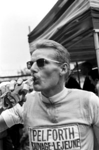 Tour de France aankomst Parijs Jan Janssen drinkend uit een flesje, Bestanddeelnr 916-6424