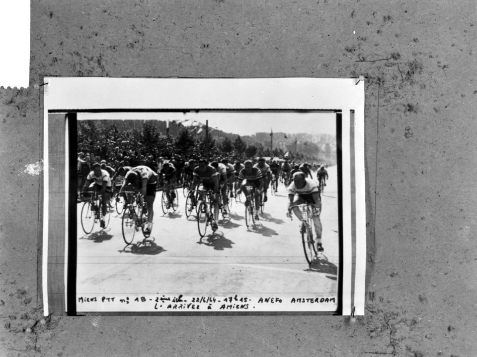 Tour de France 2e etappe finish op voorgrond Barrigade, Bestanddeelnr 916-5713
