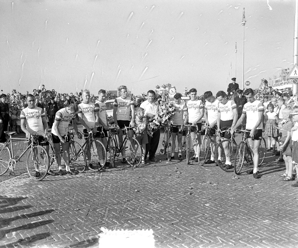 Tour de France ploeg met fietsen, Bestanddeelnr 905-8727