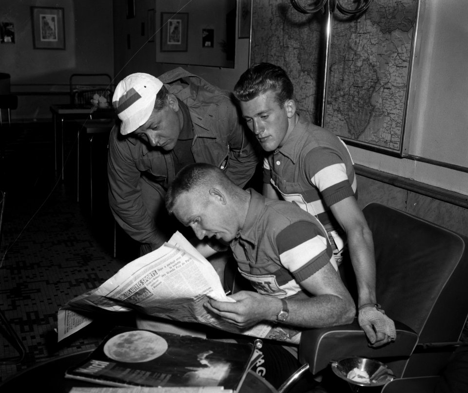 Tour de France 1959 Piet Van Est leest de krant over d schouders kijkend Goldsc, Bestanddeelnr 910-4803