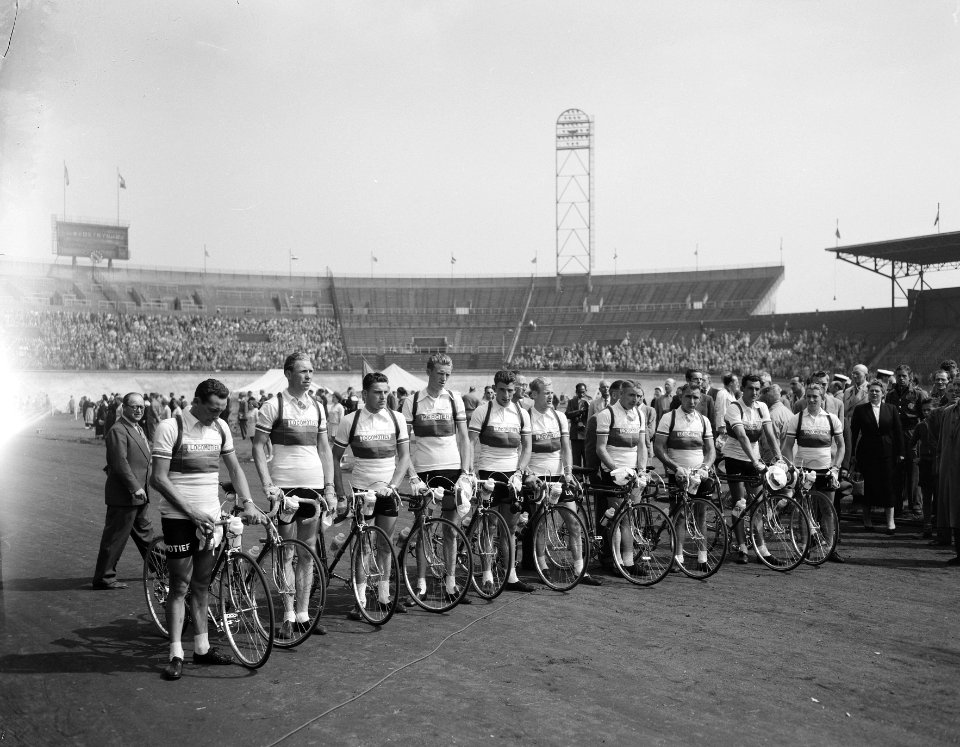 Tour de France , vertrek uit Amsterdam, Nederlandse ploeg aan de start in Stadio, Bestanddeelnr 906-5806