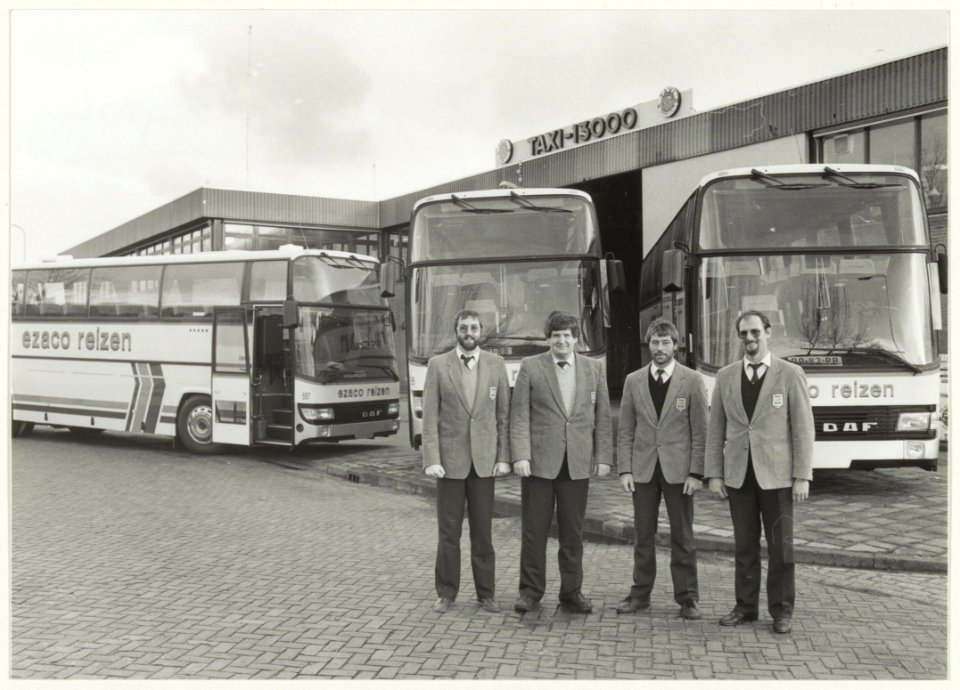 Touringcarbedrijf Ezaco met enkele chauffeurs voor de nieuwe bussen. NL-HlmNHA 54015559