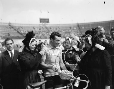 Tour de France , vertrek uit Amsterdam, Bobet krijgt mandje aangeboden van vrou, Bestanddeelnr 906-5803