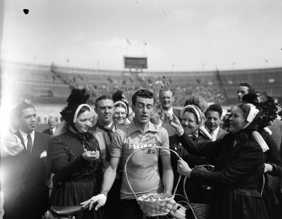 Tour de France , vertrek uit Amsterdam, Bobet krijgt mandje aangeboden van vrou, Bestanddeelnr 906-5804