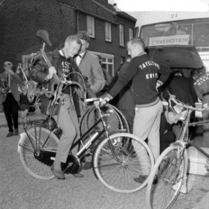 Tour de lAvenir , Harry Steevens op fiets van verloofd, Bestanddeelnr 917-8766