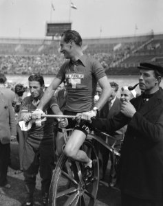 Tour de France , vertrek uit Amsterdam, Koblet op oude Hollandse fiets, Bestanddeelnr 906-5797