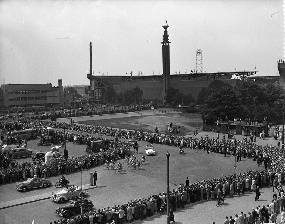 Tour de France , vertrek uit Amsterdam, de Tour karavaan verlaat het Stadion, Bestanddeelnr 906-5811
