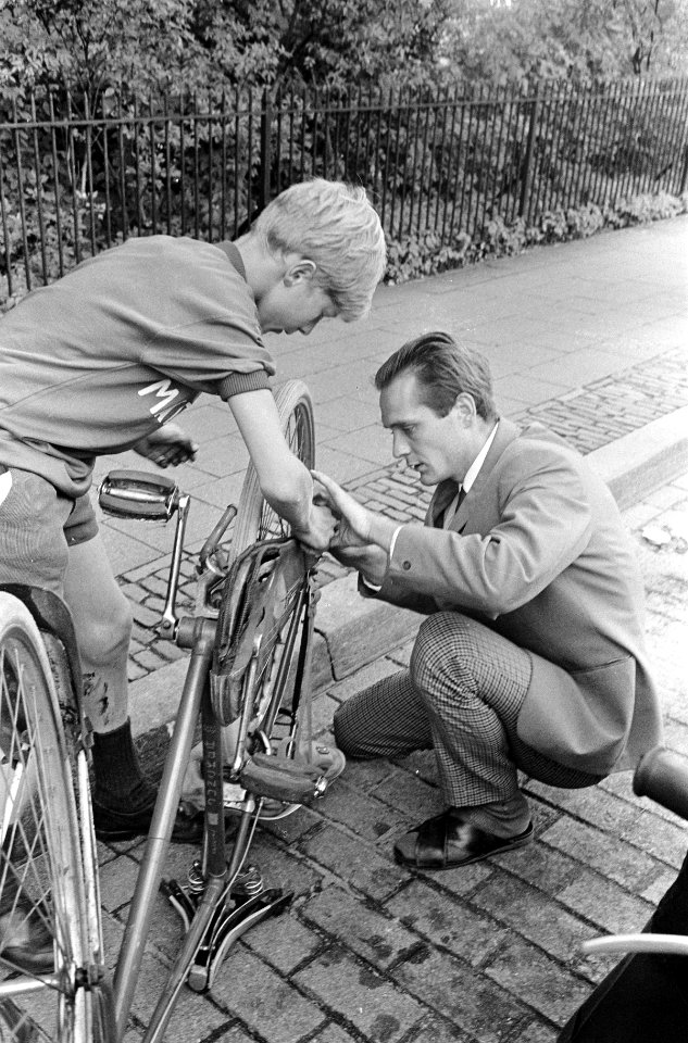 Tour de Frats te Arnhem van start, de eerste pechvogel Theo van Gelderen ( 15 ja, Bestanddeelnr 919-3906