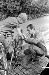 Tour de Frats te Arnhem van start, de eerste pechvogel Theo van Gelderen ( 15 ja, Bestanddeelnr 919-3906