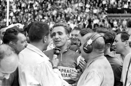 Tour de France , Rogier Riviere wordt geinterviewd, Bestanddeelnr 911-3763
