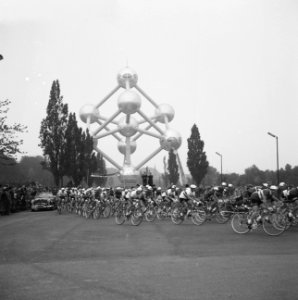 Tour de France , renners passeren Atomium, Bestanddeelnr 911-3744