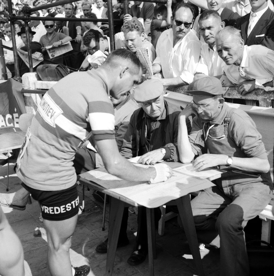 Tour de France , W van Est tijdens tijdrit (er voor), Bestanddeelnr 911-3754