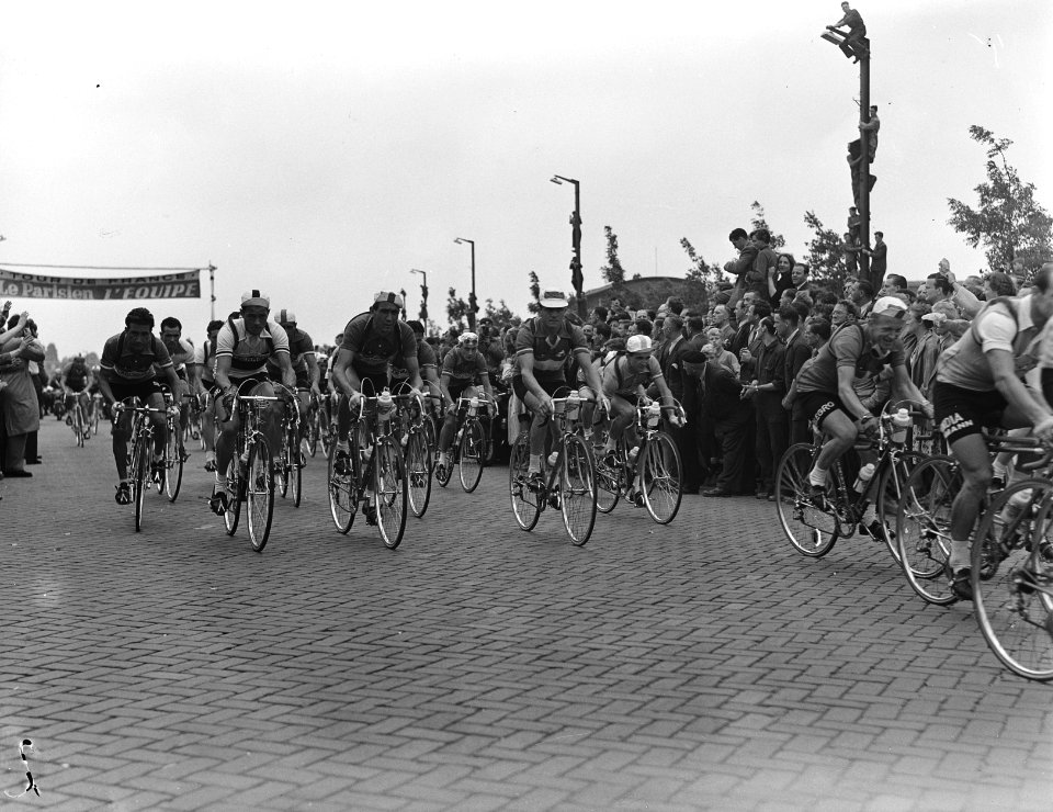Tour de France , vertrek uit Amsterdam, start aan Haagseweg, de renners even na , Bestanddeelnr 906-5818