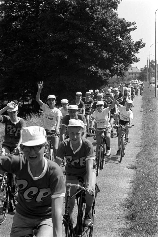 Tour de Verenigde Naties De karavan tussen Arnhem en Wageningen, Bestanddeelnr 915-3881