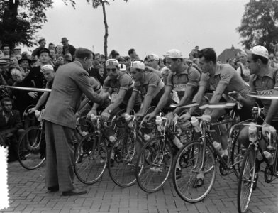 Tour de France , vertrek uit Amsterdam, start aan Haagseweg, de officiele start , Bestanddeelnr 906-5820