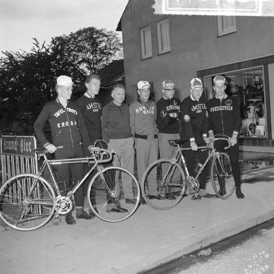 Tour de lAvenir , de renners met hun ploegleider Sjefke Janssen voor de bus, Bestanddeelnr 917-8768