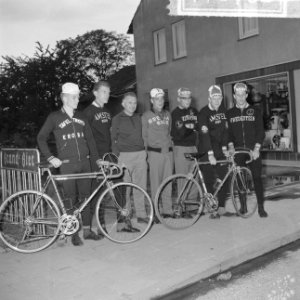 Tour de lAvenir , de renners met hun ploegleider Sjefke Janssen voor de bus, Bestanddeelnr 917-8768