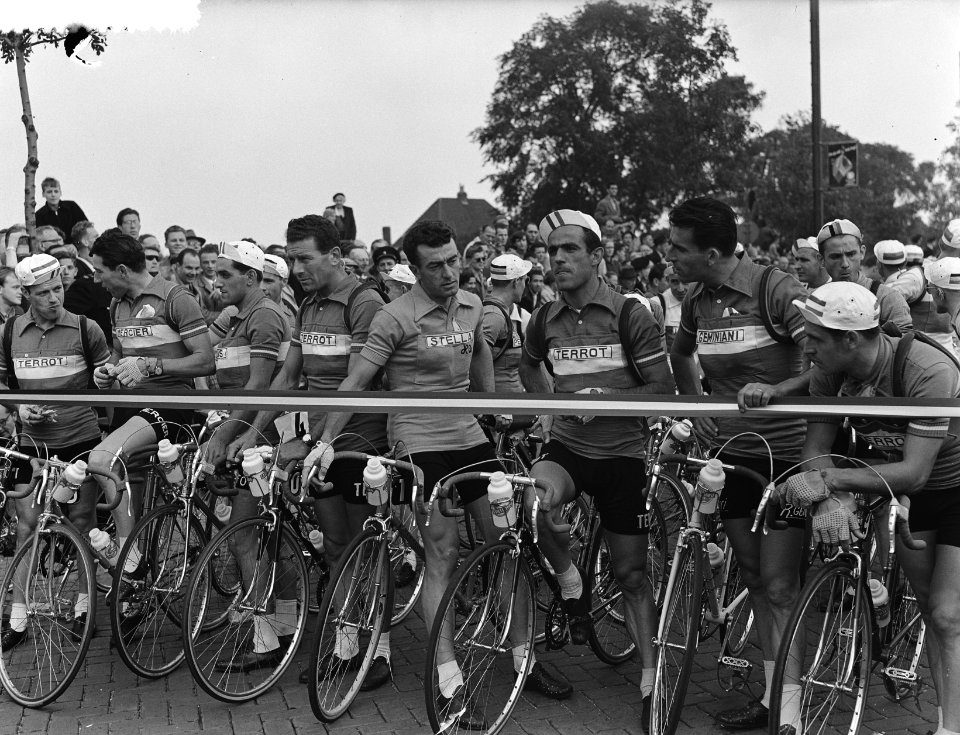 Tour de France , vertrek uit Amsterdam, start aan Haagseweg, de Franse ploeg aan, Bestanddeelnr 906-5819