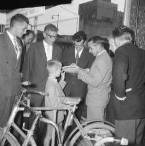 Tour de France renners verkopen loten van de Nederlandse Amateurrijders Club (NA, Bestanddeelnr 909-7741