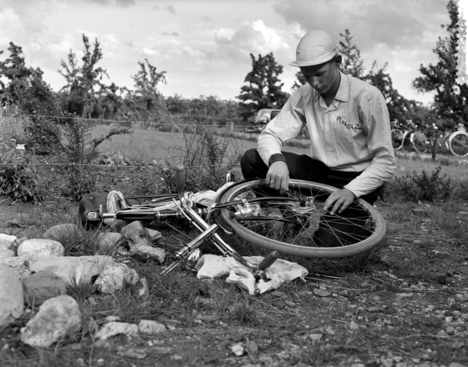 Tour de Frats , wielerronde voor kinderen in Arnhem. Fiets wordt gerepareerd, Bestanddeelnr 907-9173
