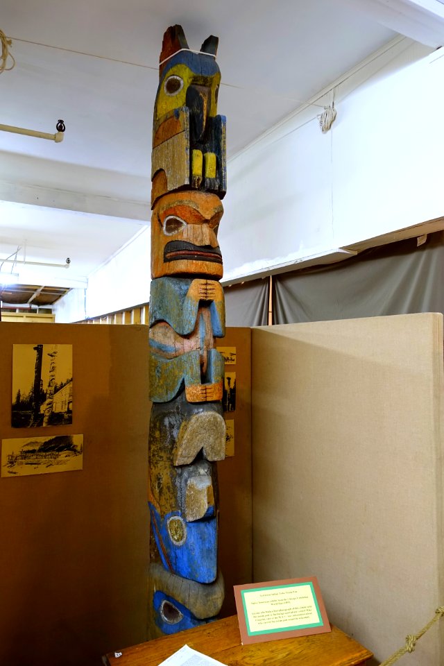 Totem pole exhibited in the Chicago Columbian Exposition, 1893, northwestern United States, artist and tribal background unknown - Robbins Museum - Middleborough, Massachusetts - DSC03704