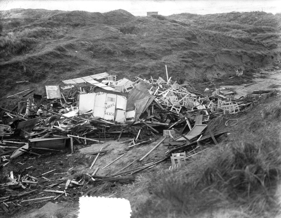 Totaal vernield strandpaviljoen in de duinen van Katwijk, Bestanddeelnr 905-5128