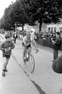 Tour de France , Rudi Altig rijdt ere-rondje te Charleville, Bestanddeelnr 919-2992