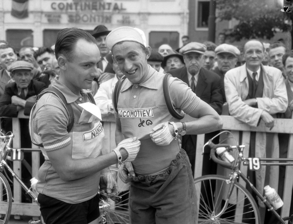Tour de France , Wout Wagtmans (rechts) laat Gele Trui zien aan Bauvin, Bestanddeelnr 906-5831