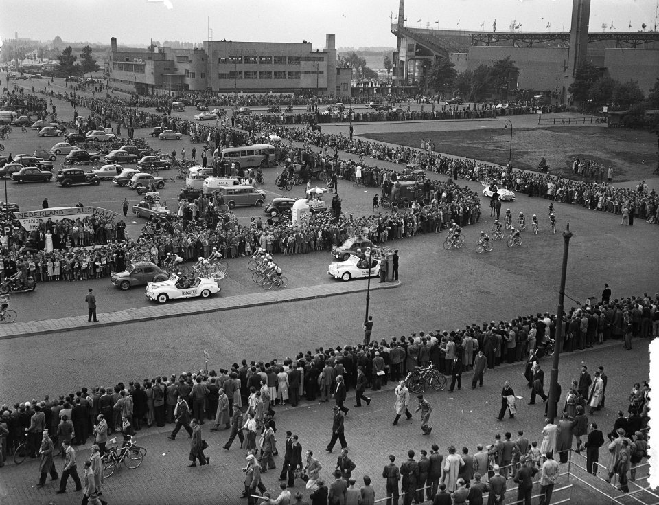 Tour de France , vertrek uit Amsterdam, de Tour caravaan verlaat het Stadion, Bestanddeelnr 906-5814