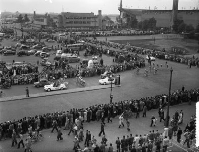Tour de France , vertrek uit Amsterdam, de Tour caravaan verlaat het Stadion, Bestanddeelnr 906-5814