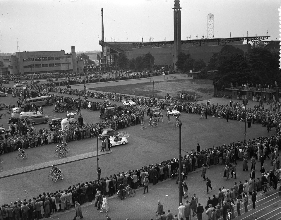 Tour de France , vertrek uit Amsterdam, de Tour caravaan verlaat het Stadion, Bestanddeelnr 906-5812