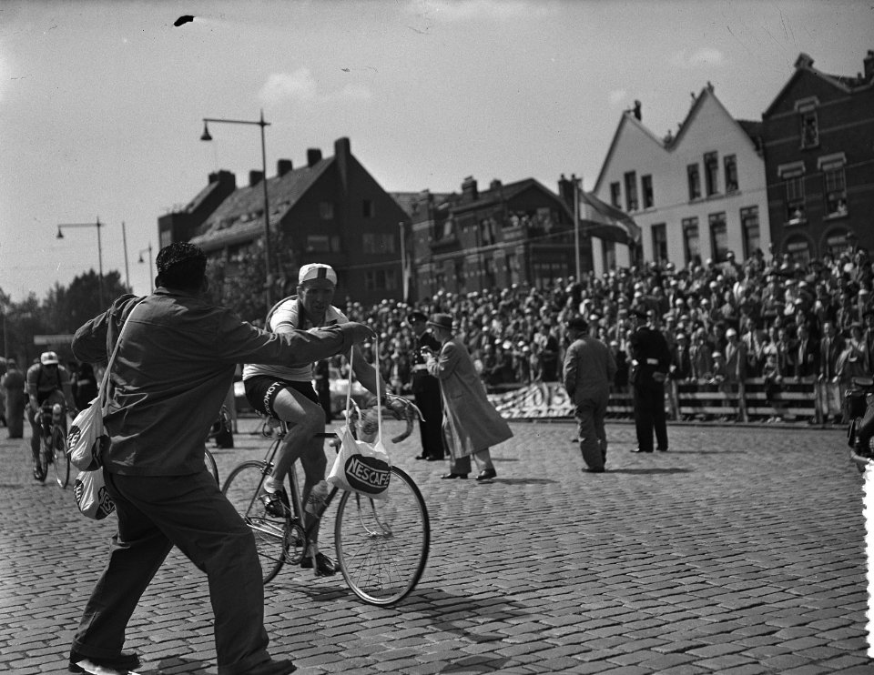 Tour de France , Tour de France renners in Rotterdam, Kees Pellenaars reikt Henk, Bestanddeelnr 906-5826