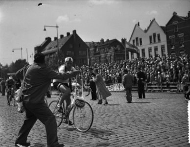 Tour de France , Tour de France renners in Rotterdam, Kees Pellenaars reikt Henk, Bestanddeelnr 906-5826