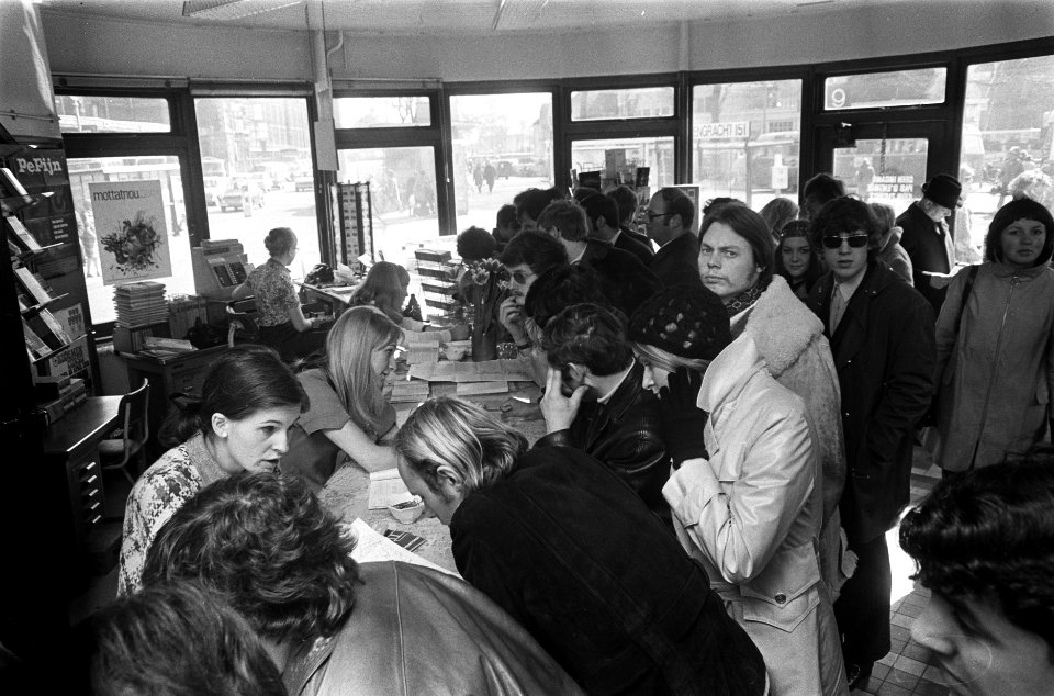Touristen in Amsterdam in verband met Pasen. Drukte in VVV-kantoor, Bestanddeelnr 923-3867