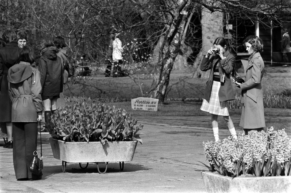Touristen fotograferen in Keukenhof, Bestanddeelnr 928-5146
