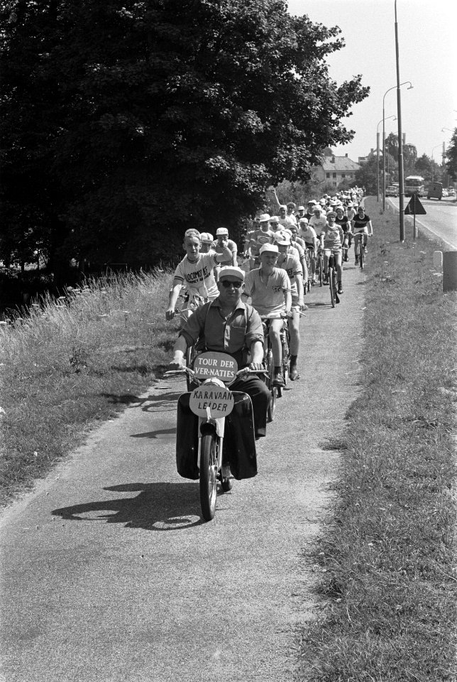 Tour de Verenigde Naties De karavan tussen Arnhem en Wageningen, Bestanddeelnr 915-3883