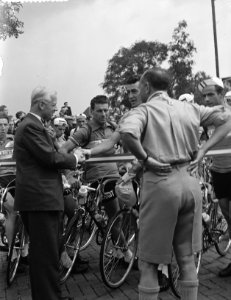 Tour de France , vertrek uit Amsterdam, start aan Haagseweg. Goddet (rechts) in , Bestanddeelnr 906-5817