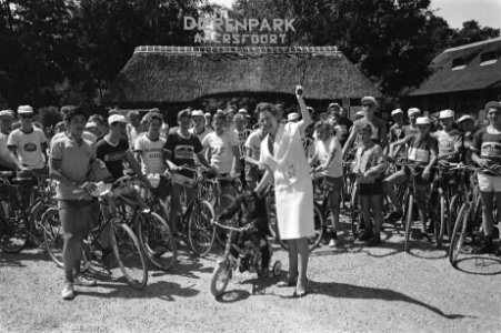Tour der Verenigde Naties Mevrouw Vis bij het geven van startschot, Bestanddeelnr 915-3899