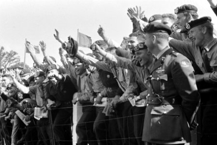 Tour de France , Nederlandse militairen langs de weg, Bestanddeelnr 911-3761