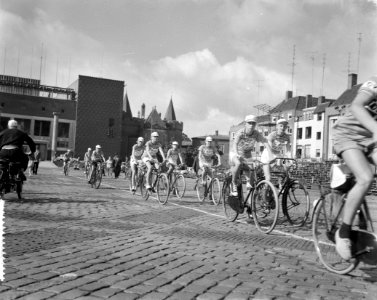 Tour de Verenigde Naties in Arnhem gestart, rennersveld op de Markt te Arnhem, Bestanddeelnr 911-4331
