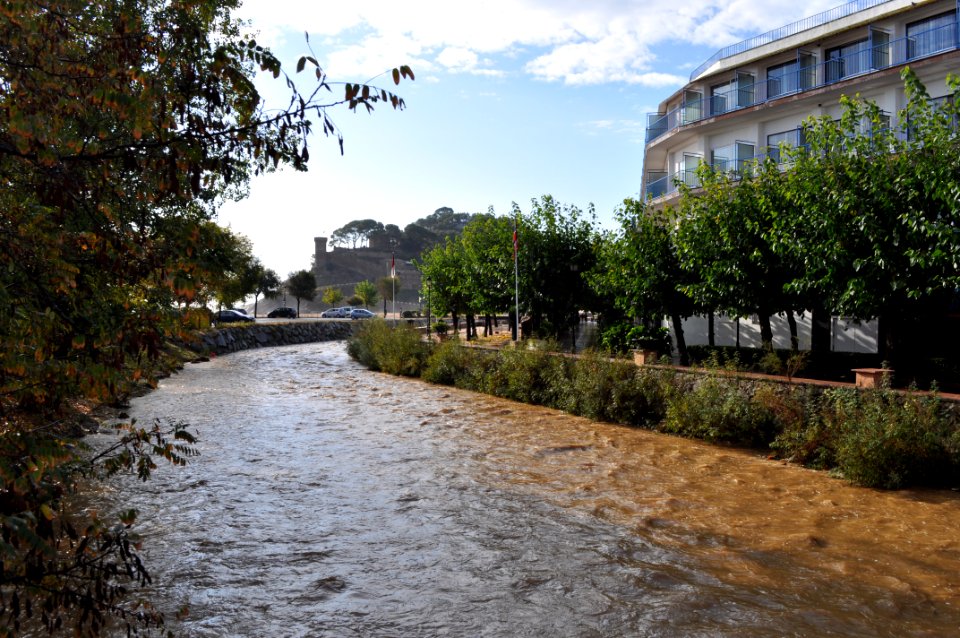 Tossa-Fluss vor Burg