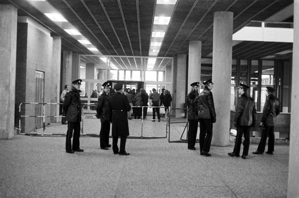 Totaalweigeraars voor Hoog Militair Gerechtshof in Den Haag ingang Paleis van , Bestanddeelnr 930-7173